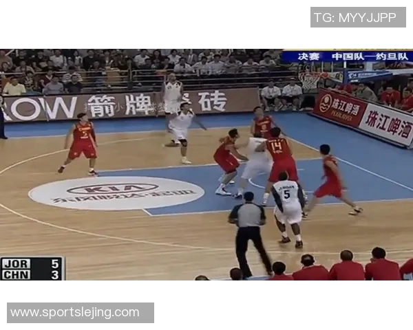 姚明在赛场上情绪失控泪洒篮球场引发观众热议与感动