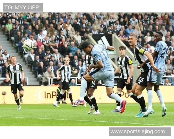 英超激战:里昂大胜尤文图斯乌龙球引发争议与热议 英超激战:里昂大胜尤文图斯乌龙球引发争议与热议